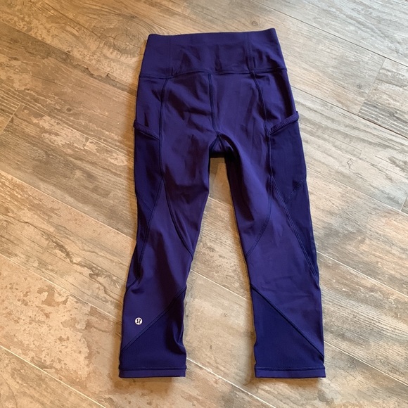 Lululemon Ladies crop leggings with mesh pockets and mess side panel - Picture 2 of 5